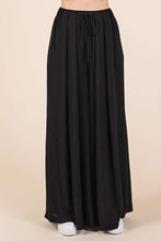 Load image into Gallery viewer, Black Pleated Wide Leg Pants
